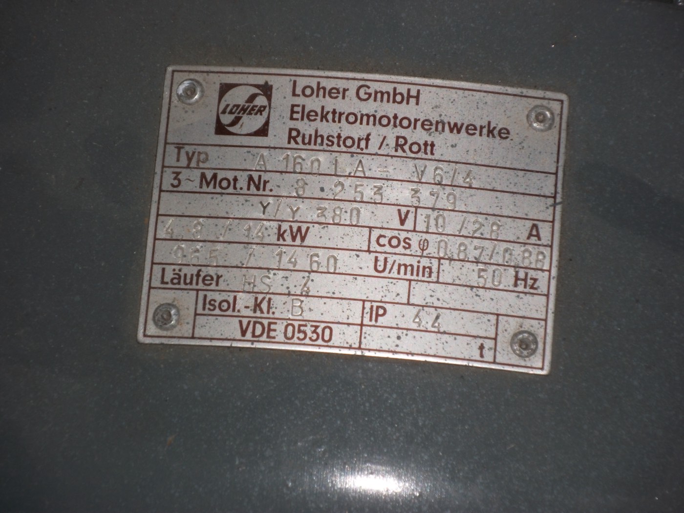 Real Loher motor nameplate, annotated with the fields Criticore's analysis read: type, motor number, rating, speed and IP class